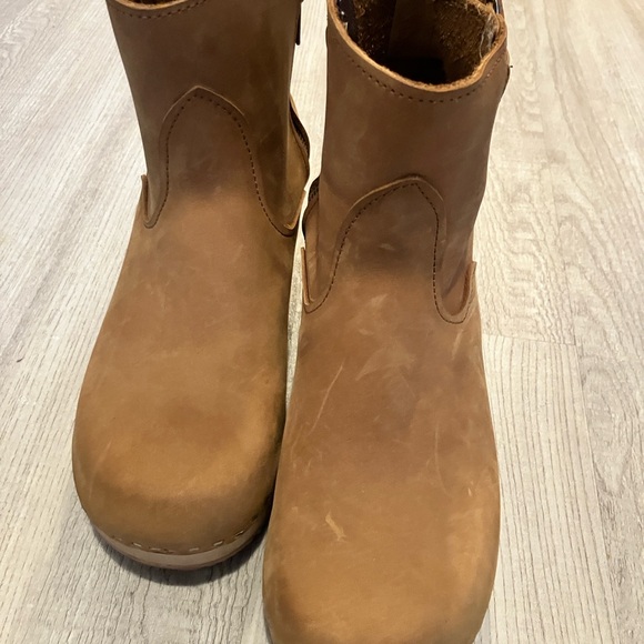 Like new. Sandgrens New York Low Clog Wooden Boots Size 40. Minor scuffs. - Picture 2 of 10